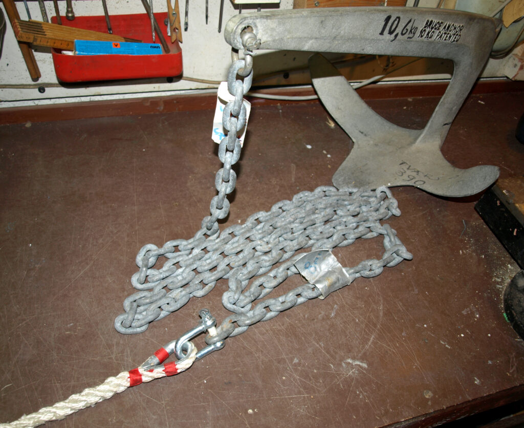 Et “sæt” ankergrej - BRUCE 10 kg - med lidt kæde og med elastisk nylon ankertov til mindre båd.