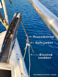Softsjækel og Prussik strop til ankersnubber - kæden er ved at blive slækket ud.