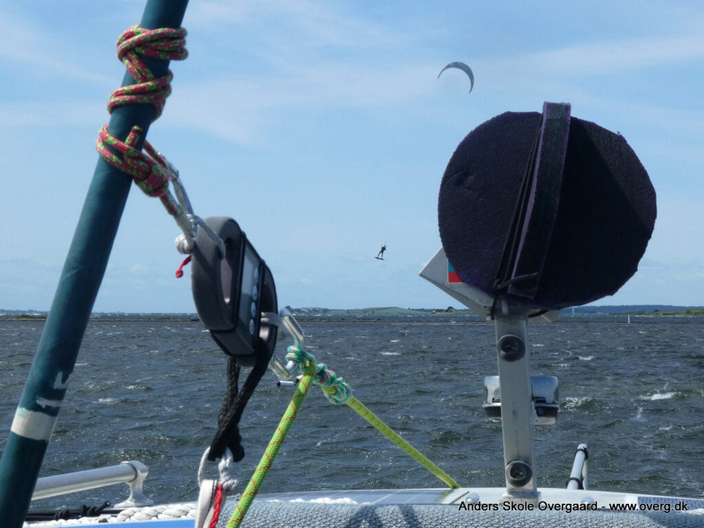 Kuling - Måling af trækket i ankertovet med LS3 ved kraftig ankersejling - Imponerende opvisning af kitesurfer samtidigt.