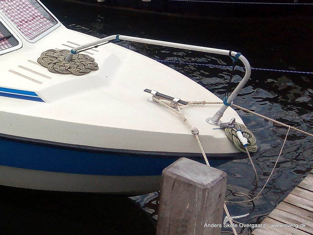 "Cringle mat" til at sætte et anker på og en lille måtte under låsen