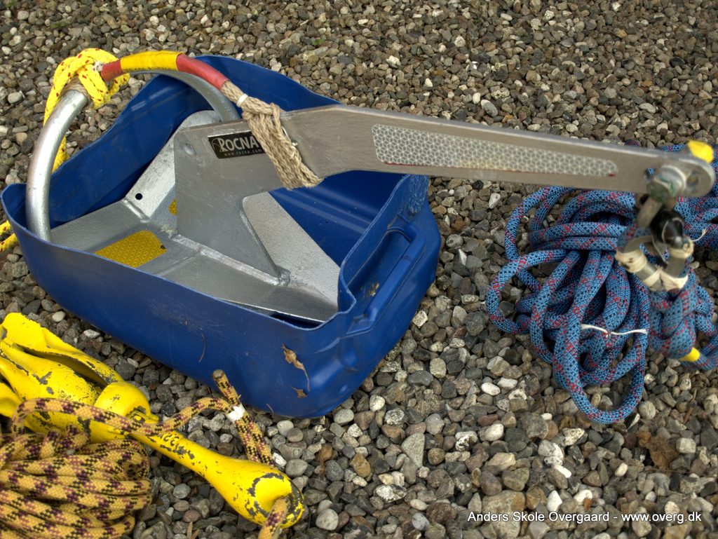 Oversavet solid plastic-dunk til ankeret som vi har i båden fremme på dørken