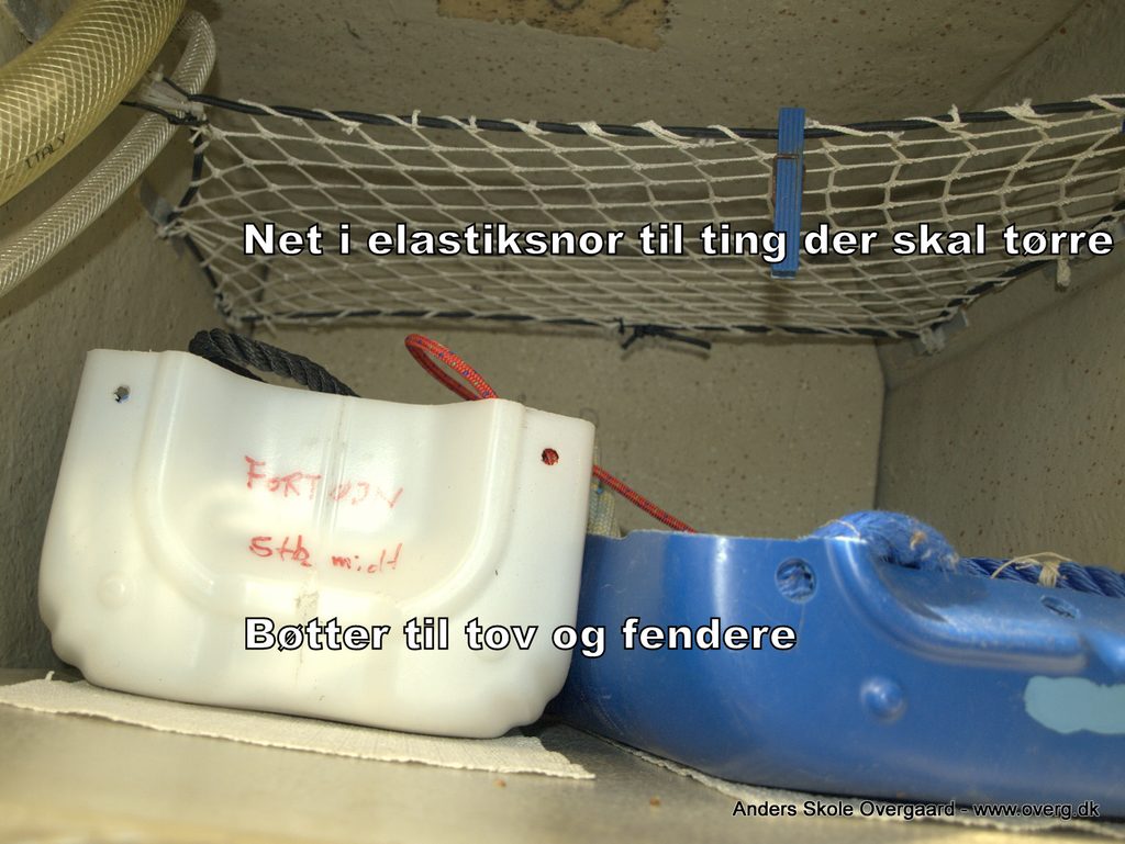 Aluminiumsbøjler holder elastiksnore og "net-hylder" til det der skal tørre
